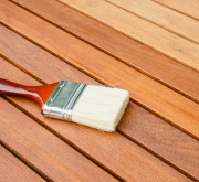 Holz ölen: Die richtige Pflege für Gartenmöbel