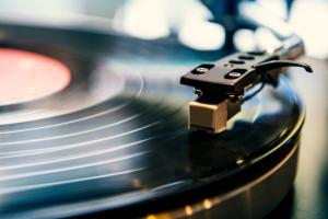 Plattenspieler mit Tonarm und Tonabnehmer