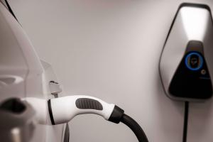 Elektroauto wird per Wallbox geladen