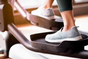 Frau trainiert auf einem Crosstrainer