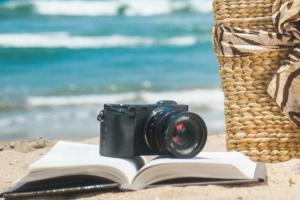 Kamera auf einem Buch am Strand
