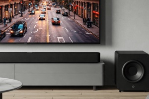 Soundbar und Subwoofer unter großem Fernseher